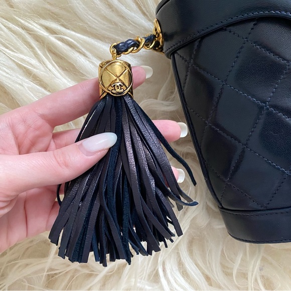 Vintage Chanel 80s 90s Navy Blue Lambskin Flap Bucket Shoulder Bag - Picture 2 of 16